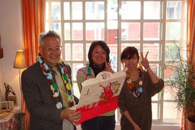 2009 (10).jpg - Jan 10, 2009 老師慶生會(學生獻上生日禮物)